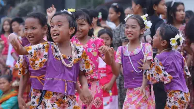 পাহাড়ে সাংগ্রাইং উৎসব: জলকেলি আর ঐতিহ্যে মেতেছে রুমা ও রোয়াংছড়ি