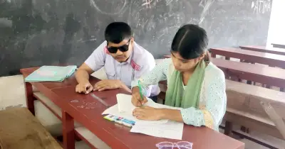দৃষ্টিহীন শরীফের এসএসসি পরীক্ষা: শ্রুতলেখক শায়লার সহায়তায় স্বপ্নপূরণের পথে