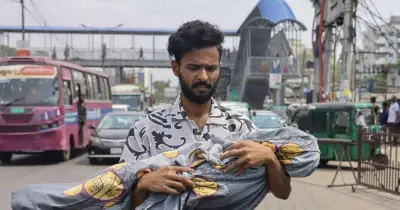 মহাখালীতে হামে মৃত শিশুর মরদেহ কোলে নিয়ে যুবকের হৃদয়বিদারক ছবি ভাইরাল