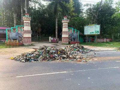 ভাওয়াল জাতীয় উদ্যানের মূল ফটকে বর্জ্যের স্তূপ: সিটি করপোরেশনের বিরুদ্ধে উদ্দেশ্যমূলক কাজের অভিযোগ