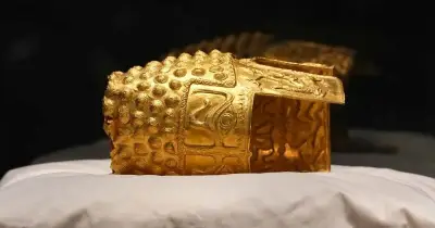 ২৫০০ বছরের প্রাচীন স্বর্ণের হেলমেট রোমানিয়ায় ফিরল, চুরির ১৪ মাস পর উদ্ধার