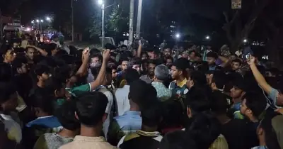 জাবিতে হালিমে মাছি নিয়ে উত্তেজনা: জাকসু নেতার বিরুদ্ধে কর্মচারীকে বাটি ছোড়ার অভিযোগ