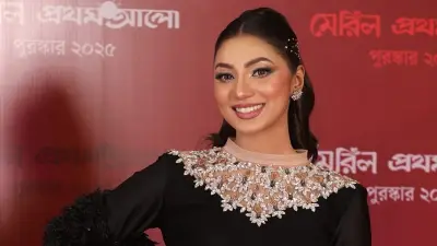 কালো ফ্লোর টাচ গাউনে সুনেরাহ বিনতে কামালের জমকালো সাজ