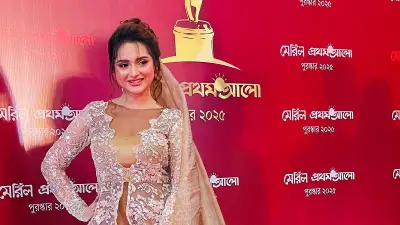 কপার গোল্ডেন গাউনে কেয়া পায়েলের রাজকীয় সাজ