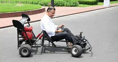 কলেজছাত্র রিজওয়ান রশীদের বানানো রেসিং কার চালালেন প্রধানমন্ত্রী