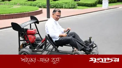 প্রধানমন্ত্রীর হাতে কলেজছাত্রের বানানো রেসিং কার চালিয়ে উৎসাহ