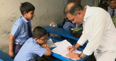 প্রধানমন্ত্রীর হঠাৎ বিয়াম স্কুলে শিক্ষার্থীদের সঙ্গে আড্ডা