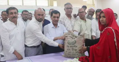 নওগাঁয় ৫ হাজার কৃষকের মাঝে বিনামূল্যে উফশী আউশ ধানের বীজ ও সার বিতরণ