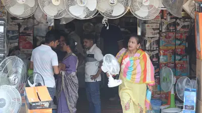 চট্টগ্রামে রিচার্জেবল পাখার চাহিদা বেড়েছে, বাজারে ভিড়