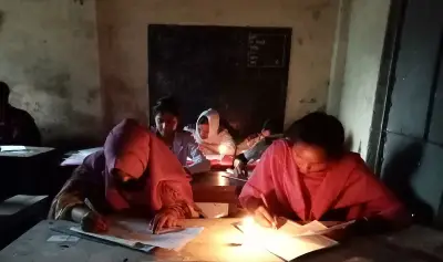 বিদ্যুৎ না থাকায় মোমবাতির আলোয় পরীক্ষা দিচ্ছে এসএসসি পরীক্ষার্থীরা
