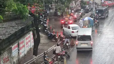 বৃষ্টি উপেক্ষা করে তেলের জন্য অপেক্ষা, কমেছে ভোগান্তি