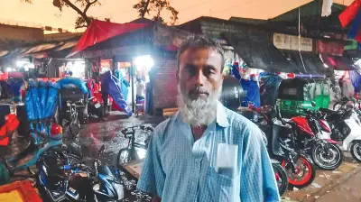 গরমে ব্যবসা ভালো, বৃষ্টি হলেই বিপদ: জুতাসেলাই কর্মী রামকুমারের কথা