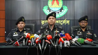 কাস্টমস কর্মকর্তাকে অটোরিকশা থেকে ফেলে দিয়েছিল ছিনতাইকারীরা