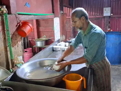 দৈনিক ৫০০ টাকা মজুরিতে সংসার চালাতে হিমশিম খাচ্ছেন তাজুল ইসলাম