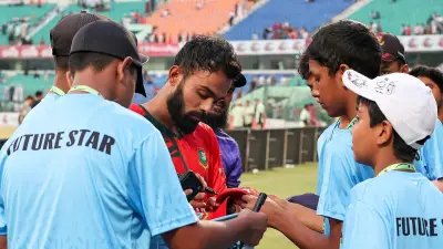 বল বয়দের অটোগ্রাফ দিলেন হৃদয়, ম্যাচজয়ী ইনিংসের পর