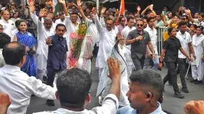 ভবানীপুরে শেষ দিনের প্রচারে মমতা-শুভেন্দু, রোড শোয় মুখর এলাকা