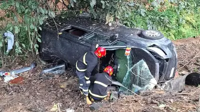 নিয়ন্ত্রণ হারিয়ে মাইক্রোবাস খাদে, তিনজনের মৃত্যু