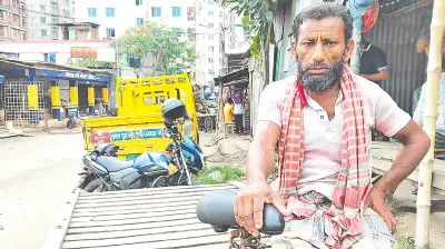 ভ্যানচালক ইউসুফের দুর্দশা: দুই ঘণ্টা অপেক্ষার পরও ভাড়া নেই