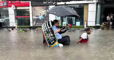 চট্টগ্রামে ভারী বৃষ্টিতে নগরের সড়ক তলিয়ে চরম দুর্ভোগ