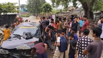 মেহেরপুরে প্রাইভেট কার দেয়াল ভেঙে ঘরে ঢুকে, আটক ১