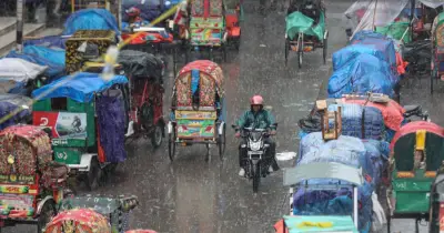 ঢাকায় সকালে ভারী বৃষ্টি, থমকে যায় স্বাভাবিক জীবন