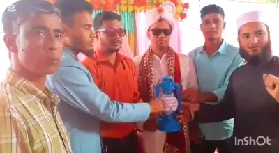 লোডশেডিংয়ের প্রতিবাদে বন্ধুরা বরকে হারিকেন উপহার দিলেন