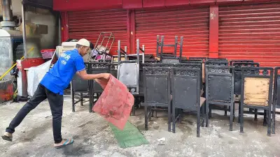 চট্টগ্রামে জলাবদ্ধতায় রেস্তোরাঁর ক্ষতি, প্লাস্টিকের চেয়ারে ব্যবসা