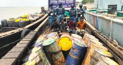 নোয়াখালীর হাতিয়ায় মেঘনা নদীতে কোস্ট গার্ডের অভিযানে জ্বালানি তেল পাচারকারী ৪ জন আটক