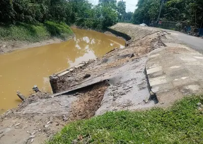 মৌলভীবাজারে ফানাই নদের বাঁধের ব্লক ধসে পাকা সড়ক ঝুঁকিতে