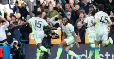 চেলসিকে ৩-০ গোলে হারিয়ে প্রিমিয়ার লিগ শিরোপা লড়াইয়ে ম্যানচেস্টার সিটির চাপ