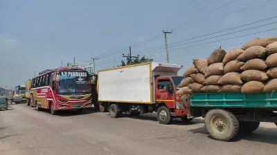 ব্রাহ্মণবাড়িয়ায় পুলিশ অনুষ্ঠানে ব্যস্ত থাকায় ঢাকা-সিলেট মহাসড়কে দিনভর যানজট