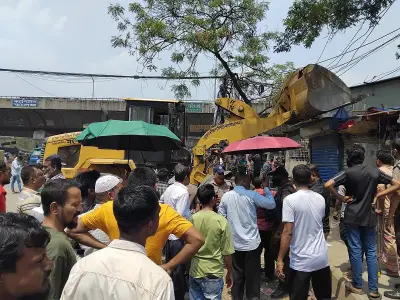 ঢাকার যাত্রাবাড়ীতে অবৈধ বাস কাউন্টার উচ্ছেদে ডিএসসিসির অভিযান, ৩১টি সিলগালা