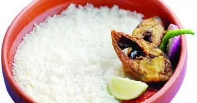 পান্তা ভাতের আসল স্বাদ: ইলিশ নয়, গ্রামীণ ঐতিহ্যে মিশে আছে পেঁয়াজ-মরিচের মজা