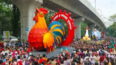 বাংলাদেশের ঐতিহ্যবাহী শোভাযাত্রায় মোরগ, হাতি, পায়রা, দোতারা ও ঘোড়ার মোটিফ