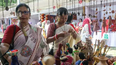 বৈশাখী মেলায় গ্রামীণ ঐতিহ্যের ছোঁয়া, দর্শনার্থীদের ভিড়ে মুখর বাংলা একাডেমি