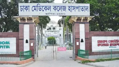 এসির গ্যাস লিকেজে মাইক্রোবাসে আগুন, দগ্ধ ২; মেরিলের বিজ্ঞাপন সরালো পৌর প্রশাসন