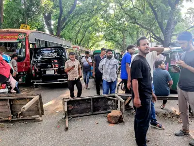 চট্টগ্রাম বিশ্ববিদ্যালয়ে শিক্ষার্থী মারধরের প্রতিবাদে সড়ক অবরোধ, উপাচার্যের আশ্বাসে অবরোধ প্রত্যাহার