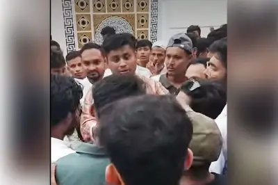 চট্টগ্রামে এনসিপি নেতা হাসনাত আবদুল্লাহকে 'জুলাই যোদ্ধা'রা ঘিরে ধরেন