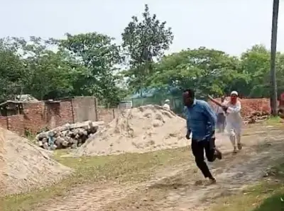 ব্রাহ্মণবাড়িয়ায় ঠিকাদারের মারধর: রাস্তার নিম্নমানের কাজ নিয়ে প্রশ্নে প্রকৌশলীকে বাঁশ নিয়ে তাড়া