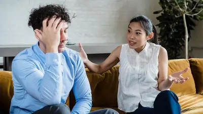 সামাজিক যোগাযোগ মাধ্যমের প্রভাব: সম্পর্কের গতিপথে নতুন মাত্রা