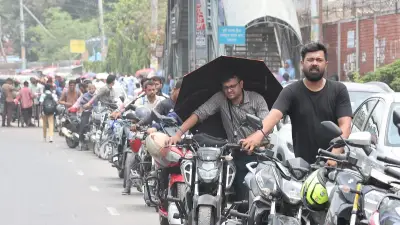 তেজগাঁওয়ে জ্বালানি তেল সংকটে দীর্ঘ লাইন, চালকরা গাছের ছায়ায় আশ্রয় নিচ্ছেন