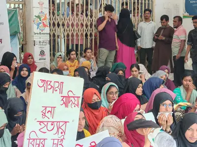 কুষ্টিয়ায় ইসলামী বিশ্ববিদ্যালয়ে শিক্ষক হত্যার দাবিতে শিক্ষার্থীদের বিক্ষোভ, প্রশাসন ভবনে তালা