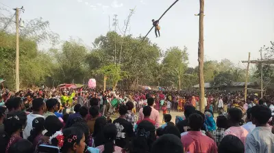 রাজশাহীর ঝালপুকুড়ে ঐতিহ্যবাহী চড়কমেলা: সাঁওতাল যুবকদের কনে খোঁজার বিশেষ আয়োজন