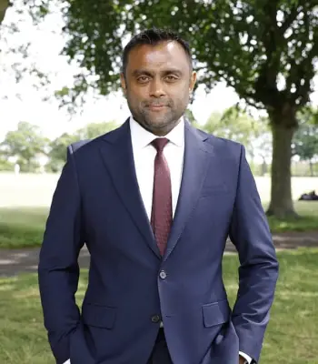 যুক্তরাজ্যে বাংলাদেশি বংশোদ্ভূত ফরহাদ হোসেনের মেয়র পদে লড়াই, নিউহামে ইতিহাস গড়ার সম্ভাবনা