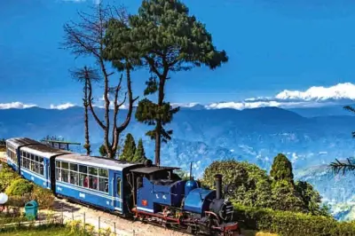 ভোট সচেতনতায় দার্জিলিংয়ের টয় ট্রেন: 'ডেমোক্রেসি এক্সপ্রেস ট্রেন' উদ্বোধন