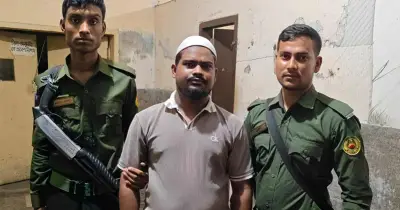 ঢামেকে রোগীকে ক্লিনিকে নেওয়ার প্রলোভন দেখিয়ে দালাল আটক