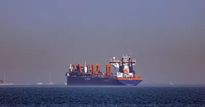 হরমুজ প্রণালিতে ইরানের সামরিক নিয়ন্ত্রণ ও গুলিবর্ষণ, বৈশ্বিক জ্বালানি বাজার উদ্বিগ্ন