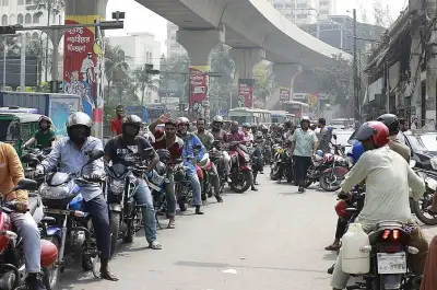 মধ্যপ্রাচ্য যুদ্ধের প্রভাবে বাংলাদেশে জ্বালানি তেলের দাম সর্বোচ্চ পর্যায়ে, পাম্পে দীর্ঘ লাইন