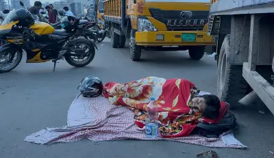 ১৬ ঘণ্টা অপেক্ষা, তেলের লাইনে ঘুমাচ্ছেন রিফাত, মিরপুর কালশীতে দীর্ঘ সারি