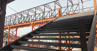 সান্তাহার রেলওয়ে জংশনে ওভারব্রিজ নির্মাণ বন্ধ, যাত্রীদের ঝুঁকিপূর্ণ চলাচল